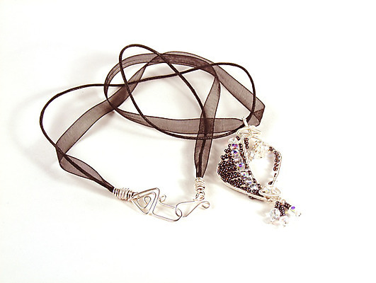 포토 JPG 해외이미지 목걸이 유리 미술 취미 사람없음 목재 장식 유행 금속 흰색 업무 화려 우아함 은색 작음 크리스탈 보석 철사 고립 구슬장식 전용 특별함 팬던트 핸드메이드 세련 해외202004 해외포토 나무 컬러 컨셉 재료 장신구 재질 문화예술 작업 크기 광석 구슬 파일형식 이미지허브