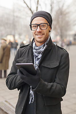 포토 JPG 해외이미지 라이프스타일 남자 행복 안경 장갑 인터넷 비즈니스 통신 모바일 한명 미소 사람 야외 건물 쇼핑 컴퓨터 도시풍경 알약 디지털 스크린 검은색 목도리 정보 잡기 도시 네트워크 연결 무선전화기 스마트 검색 와이파이 해외202004 해외포토 1 건축물 잡화 감정 컬러 컨셉 모션 표정 풍경 생활 전자제품 약 전화기 무선인터넷 파일형식 이미지허브