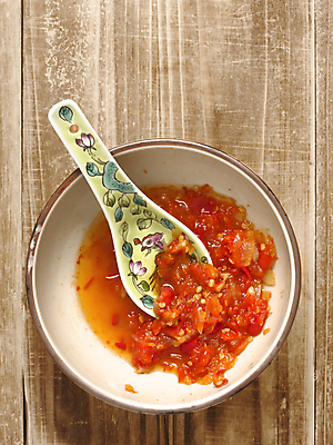 포토 JPG 해외이미지 음식 고추 피망 동양인 사람없음 빨간색 세로 중국 뜨거움 양념 조미료 사발 매움 향료 후추 해외202004 해외포토 아시아 컬러 채소 인종 사기그릇 맛 향신료 향기 냄새 향미료 파일형식 이미지허브