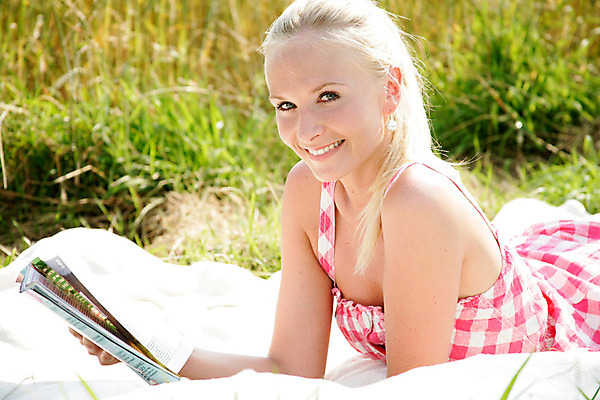 포토 JPG 해외이미지 드레스 교육 행복 여유 여행 바지 자연 휴가 휴식 한명 미소 웃음 풍경 책 여름 상자 비키니 금발 독서 달리기 태양 봄 산책 기쁨 하이킹 자유 정보 자신감 뉴스 낟알 땅 읽기 바둑 단절 해외202004 해외포토 자연요소 1 헤어스타일 옷 계절 수영복 감정 컨셉 모션 놀이 하의 레저 표정 사람 생태계 파일형식 이미지허브