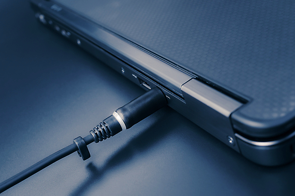 포토 JPG 해외이미지 백그라운드 컨셉 비즈니스 기술 사람없음 노트북 빛 컴퓨터 사무실 검은색 공책 힘 에너지 키보드 업무 플러그 코드 연결 철사 베터리 요금 하드웨어 주도 해외202004 해외포토 컬러 문구용품 전자제품 예절 작업 파일형식 이미지허브