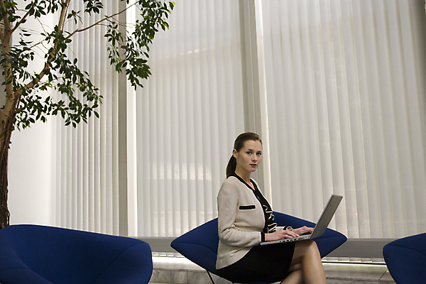 포토 JPG 해외이미지 나무 백인 직업 1 응시 여자 의자 비즈니스 사업가 휴식 직장 독일 실내 사람 앉기 20대 성인 사람없음 내부 가로 노트북 치마 사무실 타이핑 작업 비즈니스우먼 기다림 고급 연결 무선전화기 베를린 노려봄 경영 심각 카피스페이스 해외202004 해외포토 서양인 식물 시선 유럽 가구 컨셉 회사 모션 하의 표정 청년 전자제품 공백 직장인 전화기 파일형식 이미지허브