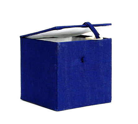 포토 JPG 해외이미지 종이 사람없음 파란색 상자 덮개 오픈 컨테이너 큐브 패키지 섬유 판지 고립 해외202004 해외포토 산업 컬러 뚜껑 직물 파일형식 이미지허브