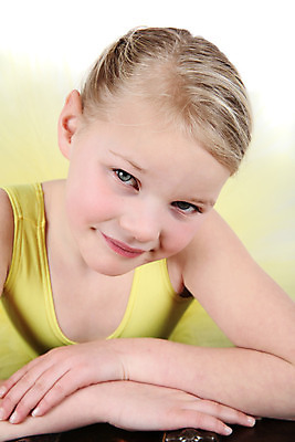 포토 JPG 해외이미지 백인 드레스 옷 여자 리본 어린이 포즈 장신구 동화 한명 사람 치마 금발 노란색 연주자 꿈 댄서 춤 그물 달콤 작음 발레 발레리나 발레복 연예인 거짓말 걸음마 해외202004 해외포토 서양인 직업 1 헤어스타일 컬러 모션 하의 문화예술 음악가 맛 크기 파일형식 이미지허브