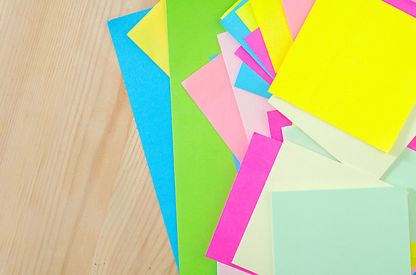 포토 JPG 해외이미지 백그라운드 사람없음 하이앵글 포스트잇 색종이 나무탁자 카피스페이스 해외202004 해외포토 종이 뷰포인트 탁자 공백 메모지 파일형식 이미지허브