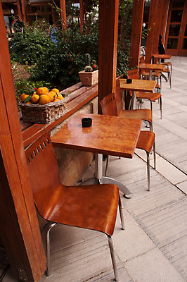 포토 JPG 해외이미지 벽 벤치 의자 오렌지 발 탁자 앉기 사람없음 빨간색 컬러풀 유행 금속 카페 방 바 원형 먹기 심플 카페테리아 삼각대 판지 평야 해외202004 해외포토 도형 컬러 가구 과일 모션 자연 재질 신체부위 상점 파일형식 이미지허브