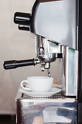 포토 JPG 해외이미지 손 커피 사람 사람없음 상점 기계 카페 공구 붓 업무 바 계산대 준비 만들기 카푸치노 에스프레소 자동 해외202004 해외포토 음료 모션 신체부위 도구 작업 파일형식 이미지허브