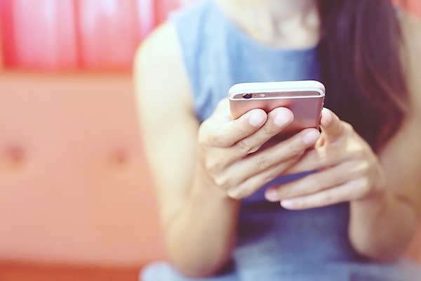 포토 JPG 해외이미지 라이프스타일 손 여자 분홍색 백그라운드 인터넷 비즈니스 통신 손가락 모바일 주택 세포 사람 사람없음 10대 빨간색 파란색 스마트폰 핸드폰 소파 컬러풀 우주 디지털 스크린 카페 터치 청바지 잡기 메시지 연결 무선전화기 전화기 스마트 문자메시지 소셜 파스텔톤 힙스터 해외202004 해외포토 패션 컬러 컨셉 의자 바지 모션 청소년 건물 생활 신체부위 전자제품 스마트기기 상점 파일형식 이미지허브