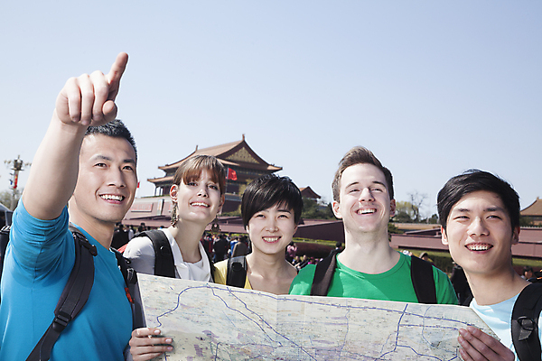 포토 JPG 해외이미지 백인 응시 여자 행복 여행 지도 휴가 중국문화 함께함 서기 미소 웃음 여러명 20대 야외 세로 컬러풀 독서 중국 우정 가리킴 잡기 방향 베이징 시리즈 해외202004 해외포토 서양인 동양문화 시선 감정 아시아 컬러 외국문화 다수 컨셉 모션 표정 사람 손짓 청년 친구 파일형식 이미지허브