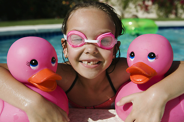 포토 JPG 해외이미지 주간 여자 여유 어린이 수영장 한명 상반신 야외 앞모습 여름휴가 바캉스 잡기 시원함 튜브 오리장난감 소녀한명만 해외202004 해외포토 자연요소 1 감정 뷰포인트 모션 휴가 사람 장난감 여자한명만 소녀만 파일형식 여름_계절 이미지허브