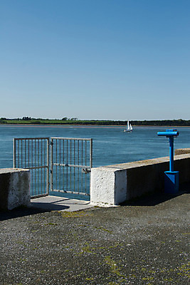 포토 JPG 해외이미지 길 벽 바다 요트 건축양식 하늘 항해 사람없음 야외 물 파란색 금속 망원경 오브젝트 대문 해외202004 해외포토 자연요소 건축 컬러 배_교통 재질 문 파일형식 이미지허브