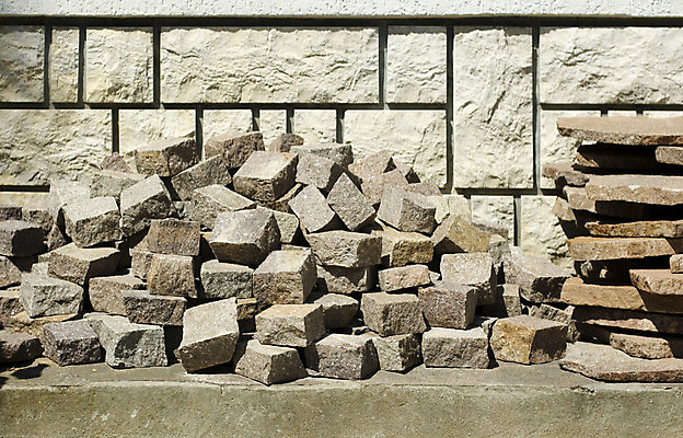 포토 JPG 해외이미지 모델 벽 패턴 벽돌 사람없음 조약돌 안전모 폐허 시멘트 모자이크 건축업자 콘크리트 해외202004 해외포토 건축 무늬 돌_바위 헬멧 안전장비 파일형식 이미지허브