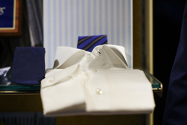 포토 JPG 해외이미지 직업 드레스 옷 남자 셔츠 넥타이 정장 사람없음 유행 판매 상점 이탈리아 직물 면 우아함 바느질 옷입기 소매 재단 정중 지능 해외202004 해외포토 잡화 유럽 컨셉 상의 모션 사람 파일형식 이미지허브