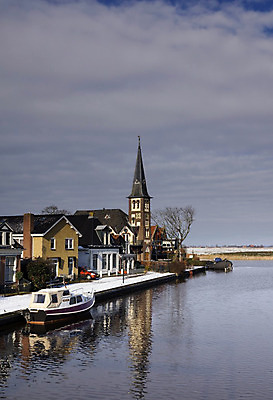 포토 JPG 해외이미지 겨울 거리 주택 풍경 사람없음 물 교회 마을 항구 추위 보트 타운 해외202004 해외포토 자연요소 계절 배_교통 종교건축 교통시설 건물 도시 파일형식 이미지허브