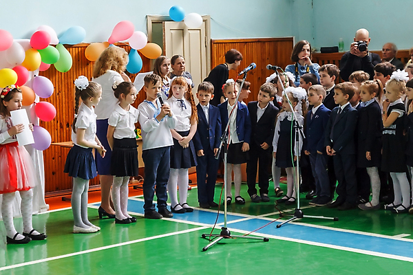 포토 JPG 해외이미지 백인 학생 전통 여학생 교육 행복 리본 문화 어린이 남학생 졸업 교실 학교 휴가 사람 이벤트 소년 사람없음 야외 컬러풀 축제 봄 우정 종 축하 그룹 군중 5월 이별 부름 우크라이나 해외202004 해외포토 서양인 계절 여자 남자 감정 유럽 컬러 컨셉 모션 친구 날짜 파일형식 이미지허브