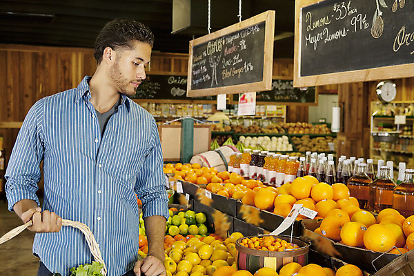 포토 JPG 해외이미지 백인 1 라이프스타일 응시 남자 음식 과일 청소년 실내 종류 한명 서기 사람 20대 성인 캐주얼 쇼핑 바구니 미국 신선 잡기 시장 선택 상업 캘리포니아 슈퍼마켓 식료품점 의사결정 성인남자만 해외202004 해외포토 서양인 시선 옷 컨셉 북아메리카 모션 청년 내부 생활 상점 남자만 성인만 파일형식 이미지허브