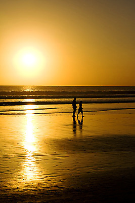 포토 JPG 해외이미지 라이프스타일 커플 여자 남자 행복 실루엣 바다 2 관계 휴가 함께함 사랑 사람 사람없음 물 태양 걷기 일몰 산책 신혼여행 해외202004 해외포토 자연요소 감정 결혼 컨셉 모션 휴식 촬영기법 생활 노을 파일형식 이미지허브
