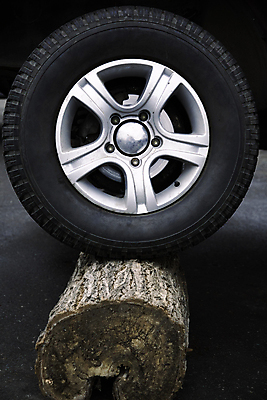 포토 JPG 해외이미지 도로 교통시설 자동차 새로움 사람없음 빛 갈색 금속 힘 기계 장비 운전 바퀴 거친 주차 땅 지프 군용 전쟁 타이어 진흙 육군 짐차 고무 모터 선로 자동 해외202004 해외포토 길 육상교통 컬러 교통 컨셉 모션 승용차 재질 군대 시설 파일형식 이미지허브