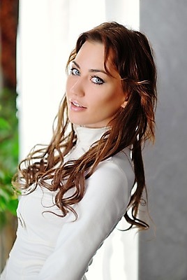 포토 JPG 해외이미지 백인 모델 1 라이프스타일 여자 벽 포즈 백그라운드 거리 한명 사람 성인 야외 금발 유행 봄 수확 가을 흰색 청바지 도시 뜨거움 화려 고급 우아함 날씬함 내추럴 고립 혼자 스타일 힙스터 해외202004 해외포토 서양인 헤어스타일 계절 패션 컬러 컨셉 농업 바지 생활 몸매 파일형식 이미지허브