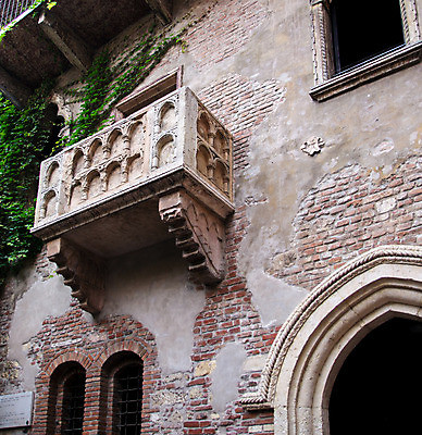 포토 JPG 해외이미지 건축양식 주택 사랑 사람없음 여행객 이탈리아 발코니 중세 역사 베로나 옛날 해외202004 해외포토 건축 감정 유럽 사람 건물 파일형식 이미지허브