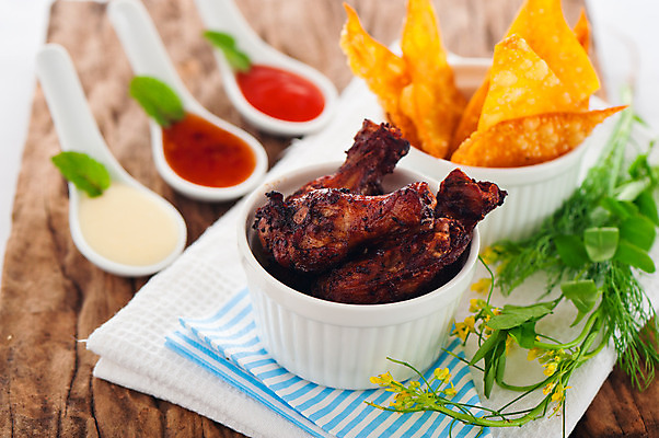 포토 JPG 해외이미지 접시 음식 백그라운드 날개 토마토 건강 육류 요리 동양인 사람없음 식당 식사 저녁식사 치킨 샐러드 튀김 흰색 신선 바 뜨거움 막대기 맛 그릴 바비큐 굽기 먹기 향신료 속도 매움 점심식사 고립 절임 해로움 해외202004 해외포토 식기 컬러 컨셉 채소 식재료 모션 주방용품 인종 상점 구이 닭고기요리 향미료 파일형식 이미지허브