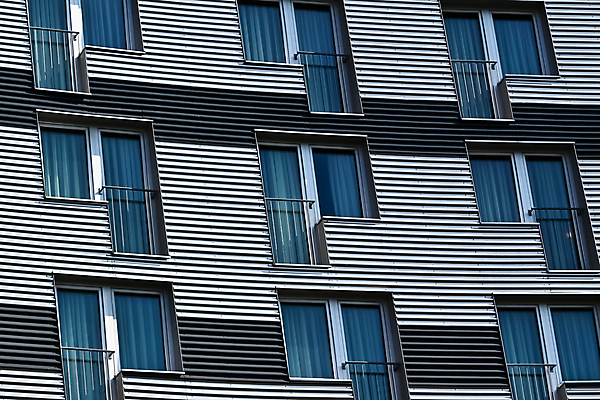 포토 JPG 해외이미지 디자인 외관 유럽 벽 백그라운드 패턴 비즈니스 건축양식 창문 유리 새로움 아파트 주택 프레임 미술 사람없음 건물 파란색 검은색 어둠 줄무늬 회색 흰색 도시 커튼 플랫 도심 묘사 질감 렌탈 해외202004 해외포토 건축물 건축 나라 컬러 컨셉 무늬 재질 문화예술 파일형식 이미지허브