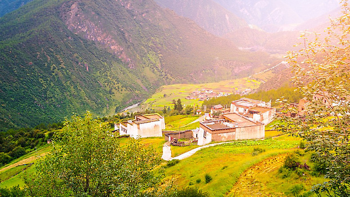 포토 JPG 해외이미지 전통 아시아 도로 여행 백그라운드 자연 하늘 휴가 산 주택 파노라마 동양인 풍경 사람없음 야외 건물 초록색 파란색 마을 계곡 맑음 중국 하이킹 시골 숲 작음 고도 언덕 네팔 통과 절정 히말라야 해외202004 해외포토 건축물 나라 길 컬러 교통시설 레저 날씨 촬영기법 인종 크기 생태계 파일형식 산맥 이미지허브