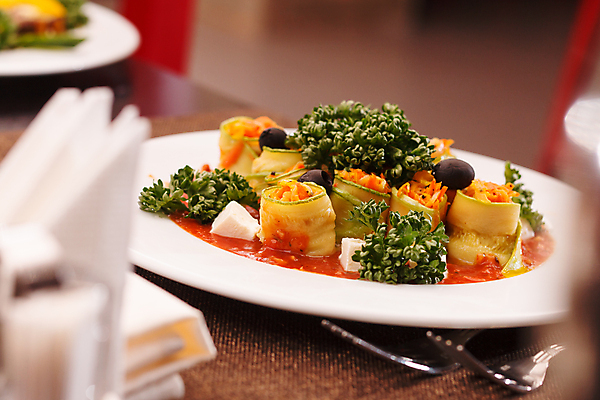 포토 JPG 해외이미지 식물 접시 음식 잎 다이어트 토마토 채소 포장 자연 휴가 치즈 파슬리 건강 마늘 요리 사람없음 초록색 파티 식사 저녁식사 당근 종 신선 사발 그릴 굽기 먹기 허브 시골집 올리브 롤 후추 바질 점심식사 주키니 채식주의자 해외202004 해외포토 식기 열매 컬러 모션 주방용품 유제품 주택 뿌리채소 이벤트 사기그릇 구이 향신료 생태계 채식 파일형식 이미지허브