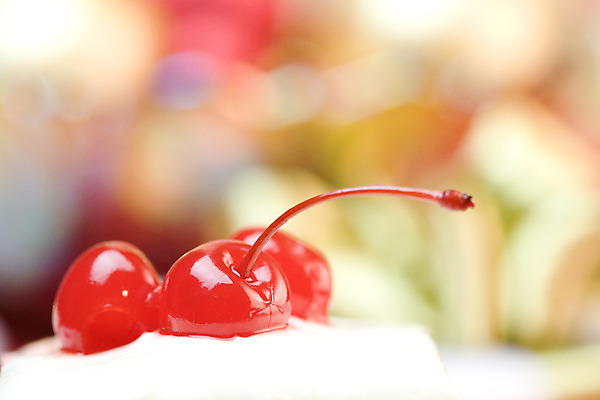 포토 JPG 해외이미지 음식 과일 디저트 사탕 사람없음 빨간색 컬러풀 과자 케이크 빵집 흰색 정상 토핑 반투명 해외202004 해외포토 컬러 상점 파일형식 이미지허브