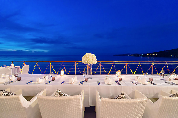 포토 JPG 해외이미지 식기 접시 음식 크리스마스 유리 탁자 서브 요리 이벤트 사람없음 내부 장식 초록색 빛 컬러풀 파티 식당 와인 식사 저녁식사 희망 새벽 모임 식탁보 축하 직물 고급 우아함 저녁 실크 배열 먹기 묘사 서비스 만족 냅킨 설정 점심식사 접수 해외202004 해외포토 자연요소 기념일 감정 컬러 가구 컨셉 모션 재질 주류 상점 야간 파일형식 이미지허브