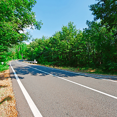 포토 JPG 해외이미지 나무 유럽 도로 선 여행 곡선 교통시설 자연 하늘 산 항해 경고 안전 풍경 사람없음 야외 초록색 파란색 마을 환경 이탈리아 가을 숲 위험 아스팔트 사인 속도 정사각형 알프스 느림 굴곡 길가 방법 생태학 해외202004 해외포토 도형 식물 계절 교육 나라 길 컬러 교통 컨셉 배_교통 시설 생태계 파일형식 이미지허브