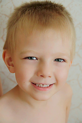 포토 JPG 해외이미지 백인 유럽 어린이 한명 소년 파란색 금발 흰색 표현 해외202004 해외포토 서양인 1 헤어스타일 남자 나라 컬러 사람 파일형식 이미지허브