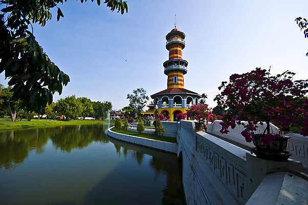 포토 JPG 해외이미지 전통 공원 아시아 문화 호수 건축양식 태국 하늘 주택 풍경 사람없음 야외 건물 장식 빨간색 물 여름 컬러풀 반사 여행객 평화 탑 궁전 사찰 역사 옛날 해외202004 해외포토 자연요소 건축물 계절 공공시설 건축 나라 컬러 컨셉 고건축 종교건축 사람 파일형식 이미지허브