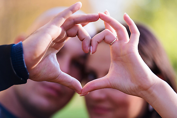 포토 JPG 해외이미지 모양 백인 라이프스타일 손 커플 응시 여자 남자 행복 얼굴 데이트 손가락 관계 청소년 자연 함께함 사랑 미소 사람 성인 야외 두명 컬러풀 우정 가을 하트 시원함 유혹 심볼 해외202004 해외포토 서양인 시선 계절 감정 컬러 컨셉 표정 생활 신체부위 친구 생태계 파일형식 이미지허브