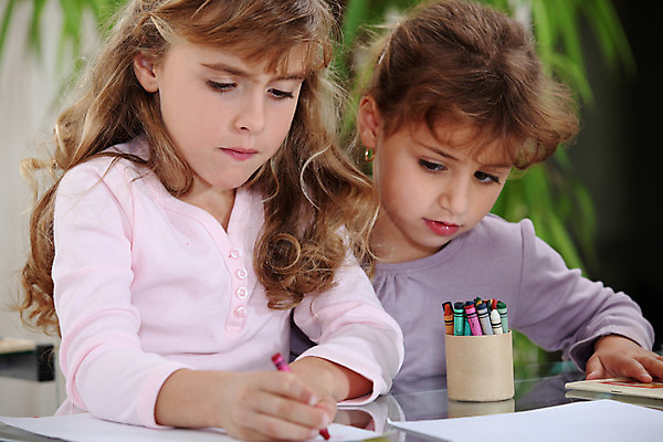포토 JPG 해외이미지 백인 교육 행복 종이 어린이 장난 학교 놀이 창조 미술 사람 풍경 두명 청춘 컬러풀 유치원 기쁨 흰색 그리기 그림 자매 크레파스 형제 예술가 언니 거짓말 해외202004 해외포토 서양인 여자 남자 감정 컬러 컨셉 가족 모션 문화예술 학용품 파일형식 이미지허브