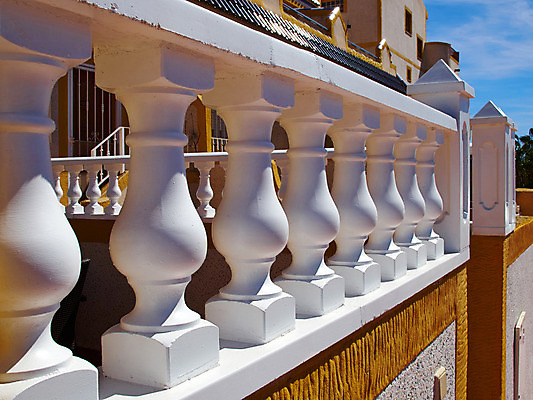 포토 JPG 해외이미지 전통 외관 유럽 문화 여행 건축양식 부동산 휴가 거리 주택 풍경 사람없음 건물 장식 울타리 햇빛 마을 정원 맑음 도시 스페인 지중해 빌라 휴양지 타운 교외 스페인어 알리칸테 해외202004 해외포토 건축물 건축 나라 바다 날씨 담장 태양 장소 재산 파일형식 이미지허브