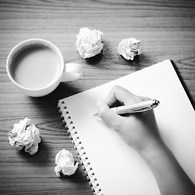 포토 JPG 해외이미지 손 커피 흑백 실내 신체부위 펜 공책 기록 잡기 종이뭉치 해외202004 해외포토 종이 음료 모션 문구용품 촬영기법 사람 내부 필기구 뭉치 파일형식 이미지허브