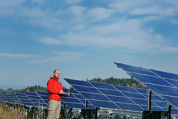 포토 JPG 해외이미지 주간 구름 남자 하늘 한명 들기 상반신 성인 야외 옆모습 노트북 태양에너지 집열판 성인남자한명만 해외202004 해외포토 자연요소 1 뷰포인트 모션 사람 전자제품 그린에너지 남자한명만 성인남자만 파일형식 이미지허브