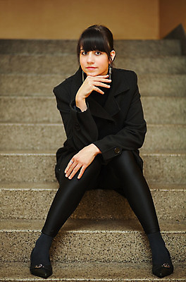 포토 JPG 해외이미지 모델 드레스 여자 생각 갈색머리 실내 한명 사람 앉기 세로 유행 계단 검은색 코트 단계 배려 콘크리트 해외202004 해외포토 1 헤어스타일 옷 컬러 모션 내부 외투 파일형식 이미지허브