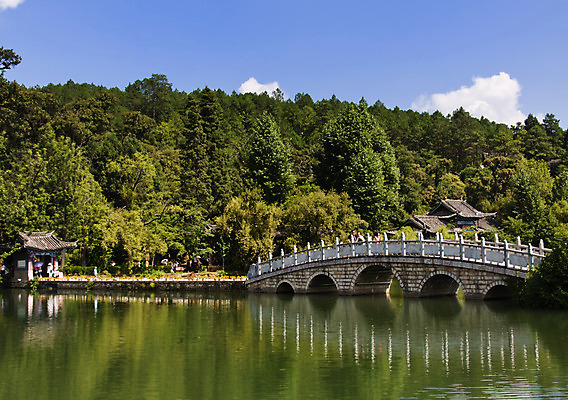 포토 JPG 해외이미지 나무 구름 공원 아시아 호수 건축양식 자연 하늘 풍경 사람없음 야외 초록색 물 파란색 관광지 중국 연못 사찰 해외202004 해외포토 자연요소 식물 공공시설 건축 나라 컬러 여행 종교건축 생태계 파일형식 이미지허브
