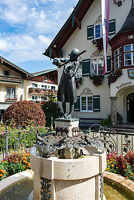 포토 JPG 해외이미지 구름 유럽 건축양식 하늘 사람없음 건물 초록색 파란색 사무실 조각상 노란색 맑음 발코니 흰색 깃발 도시 오스트리아 분수 타운 해외202004 해외포토 자연요소 건축물 건축 나라 컬러 비즈니스 날씨 조형물 파일형식 이미지허브