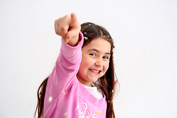 포토 JPG 해외이미지 행복 어린이 분홍색 한명 웃음 달콤 보여주기 해외202004 해외포토 1 감정 컬러 모션 표정 사람 맛 파일형식 이미지허브