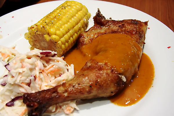 포토 JPG 해외이미지 접시 음식 조류 육류 옥수수 요리 사람없음 식당 저녁식사 치킨 그릴 바비큐 굽기 해외202004 해외포토 동물 식기 식재료 주방용품 곡류 상점 식사 구이 닭고기요리 파일형식 이미지허브