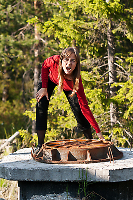 포토 JPG 해외이미지 백인 라이프스타일 응시 공원 여자 포즈 자연 그림자 한명 사람 야외 목재 여름 유행 금속 덮개 뚜껑 시골 원형 우아함 숲 묘사 부식 지하 삼림지대 해외202004 해외포토 도형 서양인 나무 1 시선 계절 공공시설 컨셉 재료 재질 생활 생태계 파일형식 이미지허브