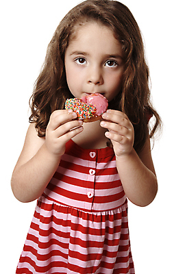 포토 JPG 해외이미지 드레스 여자 어린이 음식 분홍색 한명 사람 빨간색 잡기 도넛 달콤 맛 정크푸드 먹기 흰배경 토막 해로움 해외202004 해외포토 1 옷 컬러 백그라운드 컨셉 모션 디저트 흰색 파일형식 이미지허브