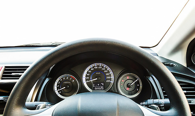 포토 JPG 해외이미지 아이콘 디자인 클리핑패스 교통시설 자동차 새로움 실내 손잡이 사람없음 내부 검은색 힘 운전 판넬 바퀴 막대기 고급 가죽 측정 속도 엔진 기어 위로 계기판 고립 그만 속도계 자동 해외202004 해외포토 육상교통 컬러 교통 컨셉 모션 시설 파일형식 이미지허브