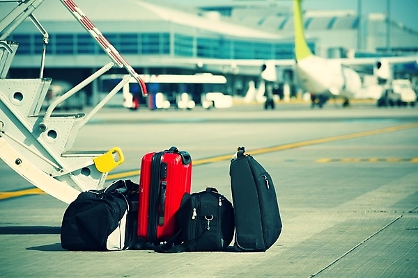 포토 JPG 해외이미지 여행 가방 교통시설 비행기 사람없음 야외 건물 빨간색 계단 여행가방 검은색 짐 기다림 공항 도착 배송 항공 서비스 준비 출발 제트기 대패 떠남 로딩 터미널 해외202004 해외포토 건축물 잡화 컬러 교통 컨셉 항공교통 모션 대중교통 시설 파일형식 이미지허브