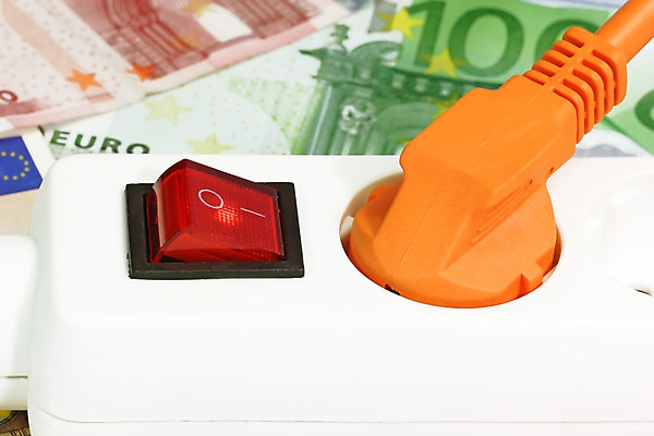 포토 JPG 해외이미지 지폐 돈 사람없음 금융 저축 에너지 유로 뜨거움 닫기 연결 플라스틱 결제 스위치 해외202004 해외포토 모션 재질 경제 재산 파일형식 이미지허브