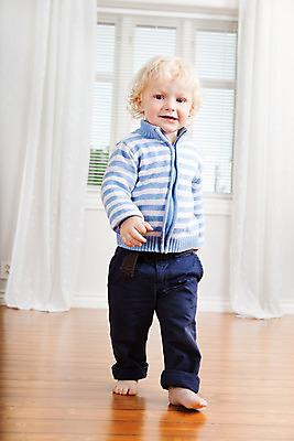 포토 JPG 해외이미지 백인 1 라이프스타일 남자 행복 어린이 장난 놀이 바닥 주택 실내 건강 노르웨이 사랑 한명 미소 사람 소년 세로 금발 걷기 귀여움 산책 기쁨 표현 아기 달콤 흥분 걸음마 결백 스칸디나비아 해외202004 해외포토 서양인 헤어스타일 감정 유럽 컨셉 모션 휴식 표정 내부 건물 생활 맛 파일형식 이미지허브