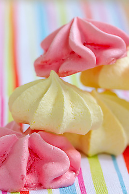 포토 JPG 해외이미지 모양 전통 음식 분홍색 백그라운드 디저트 사탕 요리 사람없음 장식 노란색 쌓기 쿠키 과자 케이크 빵집 흰색 축하 대접 원형 생일 그룹 달콤 맛 설탕 컵케이크 굽기 크림 묘사 오브젝트 프랑스어 머랭 바닐라 파스텔톤 해외202004 머랭쿠키 해외포토 도형 문자 기념일 컬러 컨셉 모션 상점 구이 파일형식 이미지허브